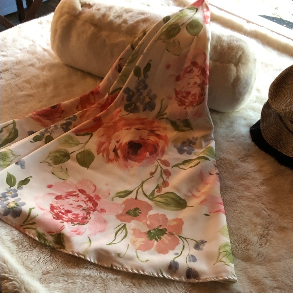 NWOT - Floral Round Tablecloth 72 in diameter